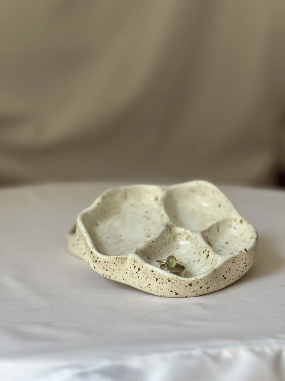 Ceramiczna podstawka na biżuterię z przegródkami