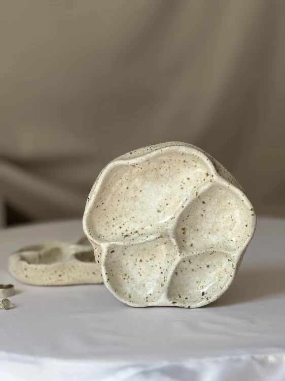 Ceramiczna podstawka na biżuterię z przegródkami