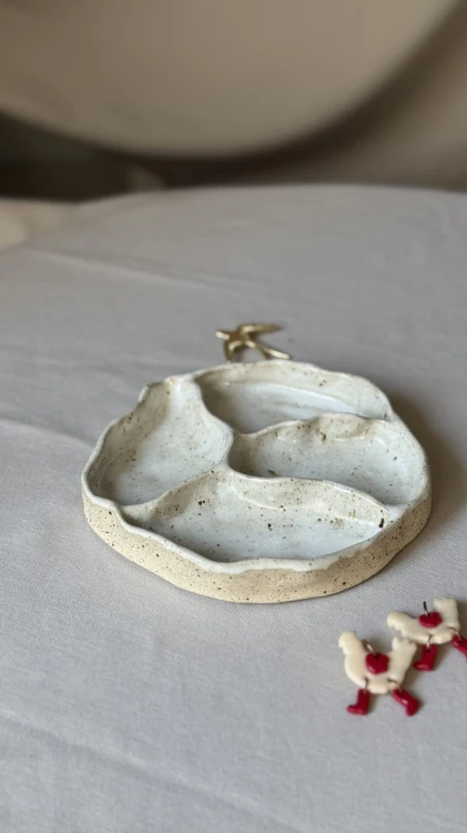 Ceramiczna podstawka na biżuterię z przegródkami