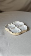 Biała ceramiczna podstawka w różowe plamki na biżuterię