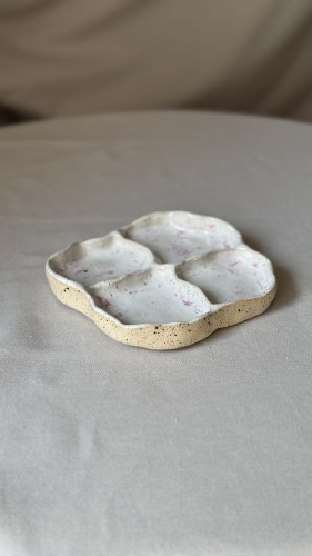 Biała ceramiczna podstawka w różowe plamki na biżuterię