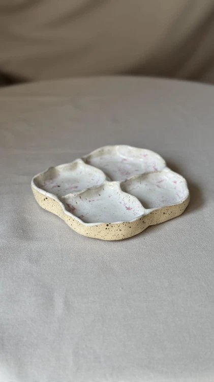 Biała ceramiczna podstawka w różowe plamki na biżuterię