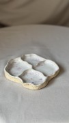 Biała ceramiczna podstawka w różowe plamki na biżuterię