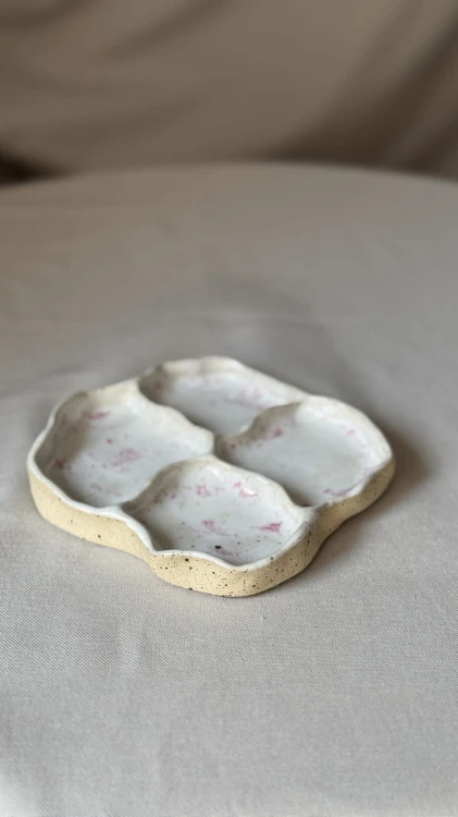 Biała ceramiczna podstawka w różowe plamki na biżuterię