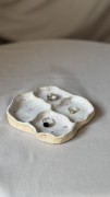Biała ceramiczna podstawka w różowe plamki na biżuterię