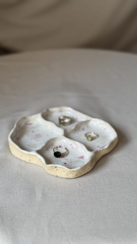 Biała ceramiczna podstawka w różowe plamki na biżuterię