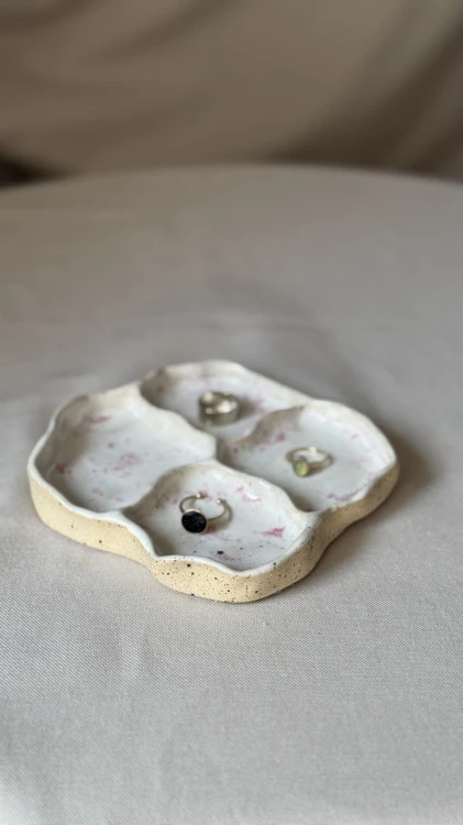 Biała ceramiczna podstawka w różowe plamki na biżuterię