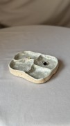 Biała ceramiczna podstawka z zielonymi plamkami