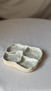 Biała ceramiczna podstawka z zielonymi plamkami