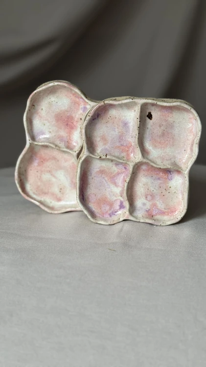 Łososiowo-różowa podstawka ceramiczna z przegródkami