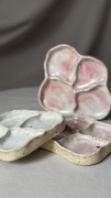 Łososiowo-różowa podstawka ceramiczna z przegródkami