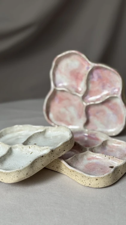 Łososiowo-różowa podstawka ceramiczna z przegródkami