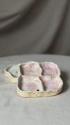 Łososiowo-różowa podstawka ceramiczna z przegródkami