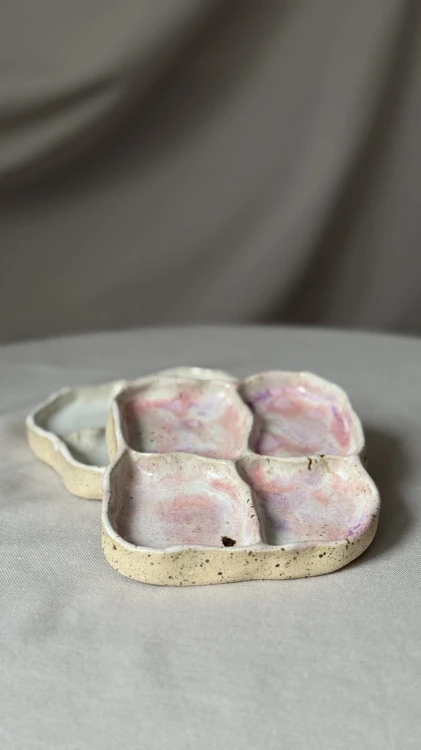 Łososiowo-różowa podstawka ceramiczna z przegródkami