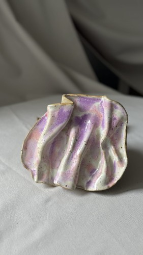 Rzeźbiarska podstawka ceramiczna o falowanej formie
