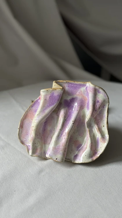 Rzeźbiarska podstawka ceramiczna o falowanej formie
