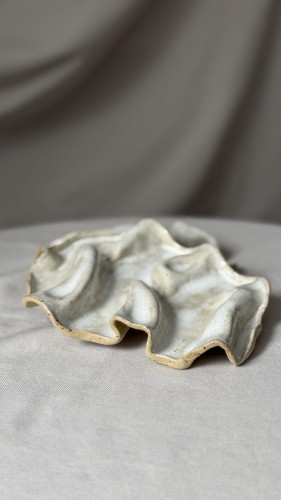 Ceramiczna tacka wave w stylu japandi