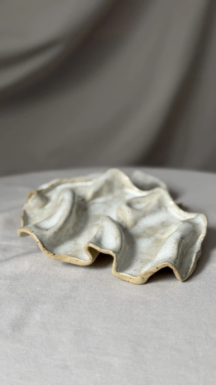 Ceramiczna tacka wave w stylu japandi