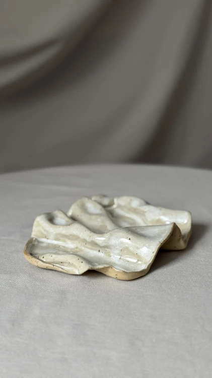Ceramiczna tacka wave w stylu japandi