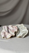 Minimalistyczna biała podstawka ceramiczna o falowanej formie