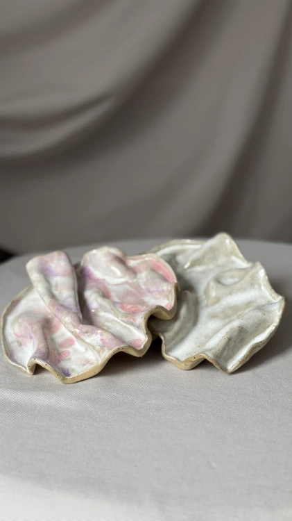 Minimalistyczna biała podstawka ceramiczna o falowanej formie