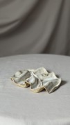 Minimalistyczna biała podstawka ceramiczna o falowanej formie