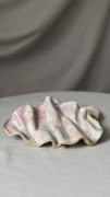 Artystyczna podstawka ceramiczna o pofalowanej formie róż fiolet