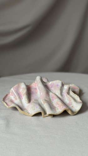 Artystyczna podstawka ceramiczna o pofalowanej formie róż fiolet