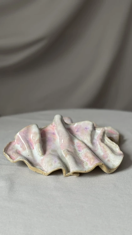 Artystyczna podstawka ceramiczna o pofalowanej formie róż fiolet