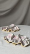 Ceramiczna tacka rzeźbiarska handmade różowo-biała