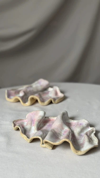 Ceramiczna tacka rzeźbiarska handmade różowo-biała
