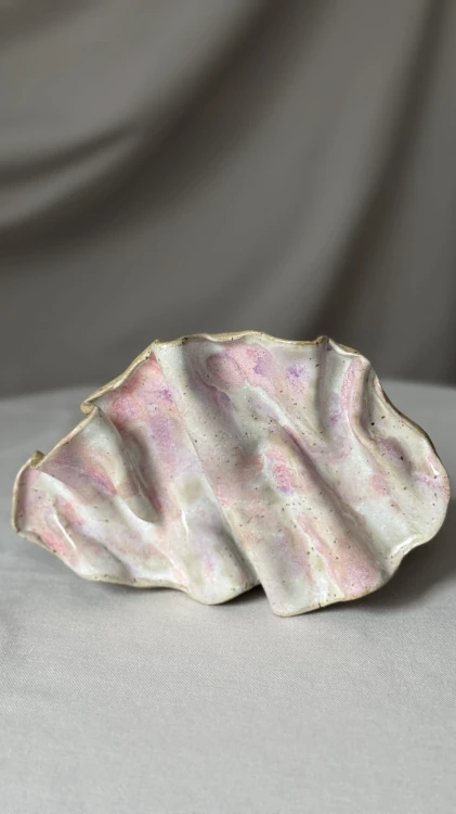 Ceramiczna tacka rzeźbiarska handmade różowo-biała