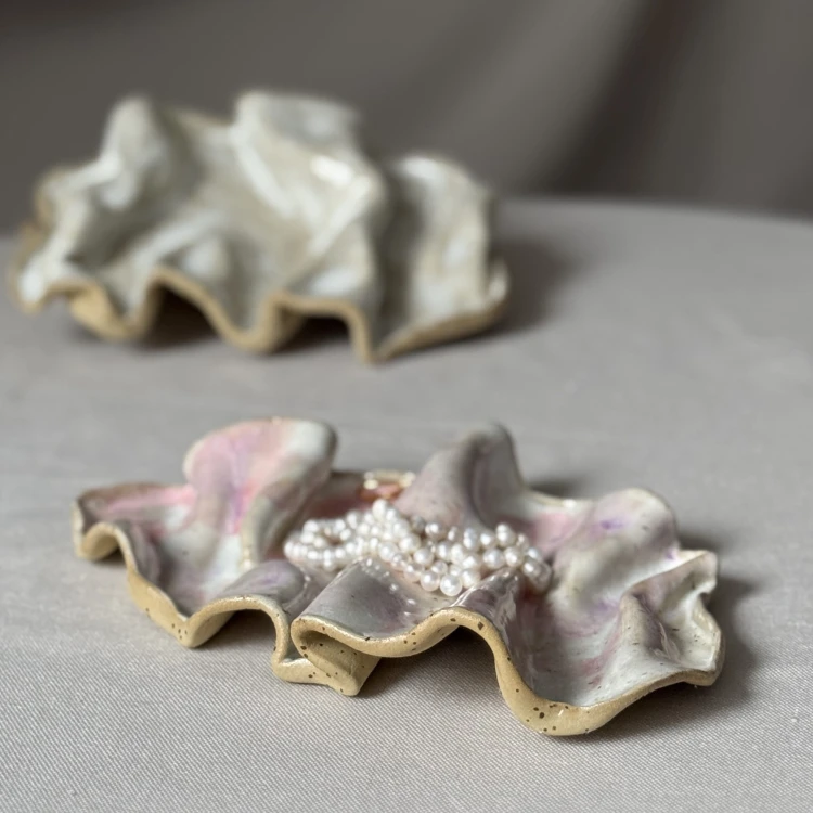 Artystyczna podstawka ceramiczna o pofalowanej formie róż fiolet
