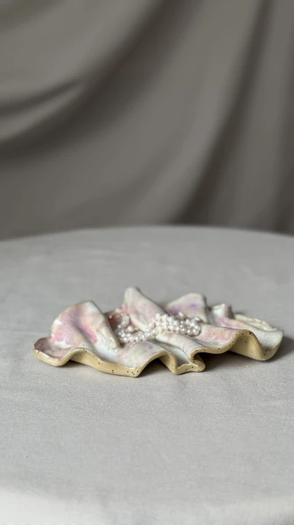 Ceramiczna tacka rzeźbiarska handmade różowo-biała