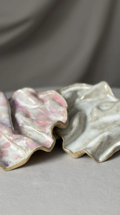 Artystyczna podstawka ceramiczna o pofalowanej formie róż fiolet