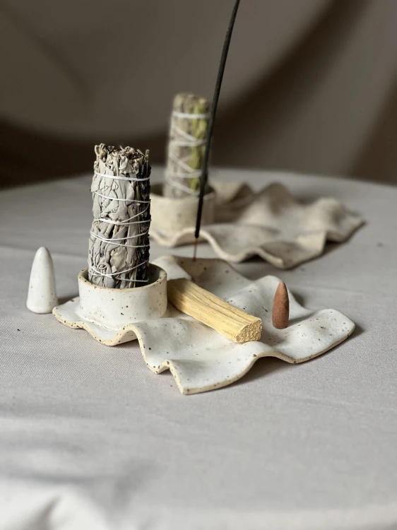 Ceramiczna podstawka pod kadzidło z gasikiem