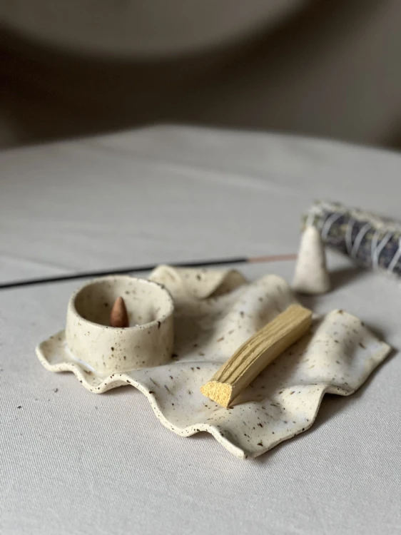 Ceramiczna podstawka pod kadzidło w kolorze gliny