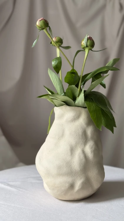 wazon-ceramiczny-handmade-organiczna-forma-kwiaty.jpg