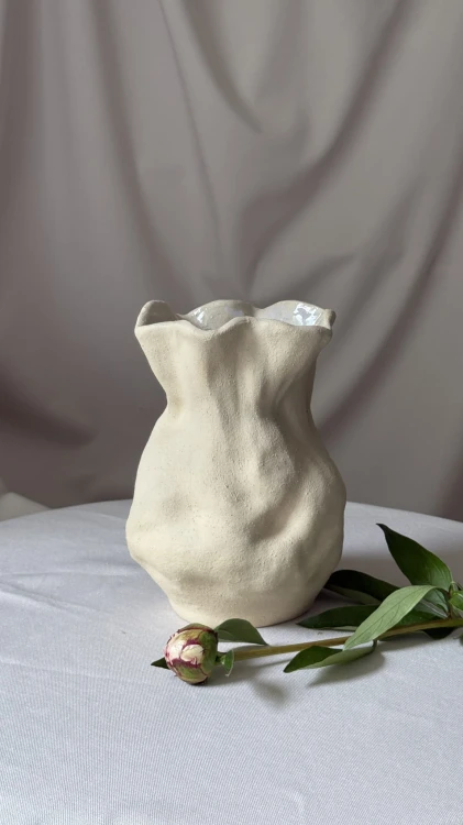 wazon-ceramiczny-handmade-organiczny-falbana-kwiaty.jpg