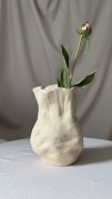 wazon-ceramiczny-handmade-organiczny-falbana-kwiaty.jpg