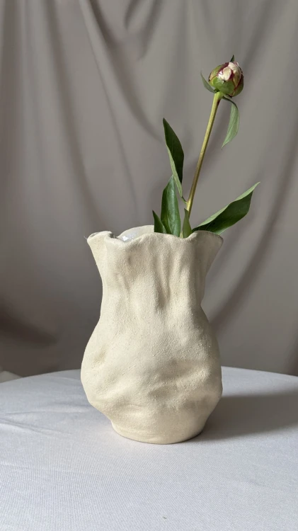 wazon-ceramiczny-handmade-organiczny-falbana-kwiaty.jpg