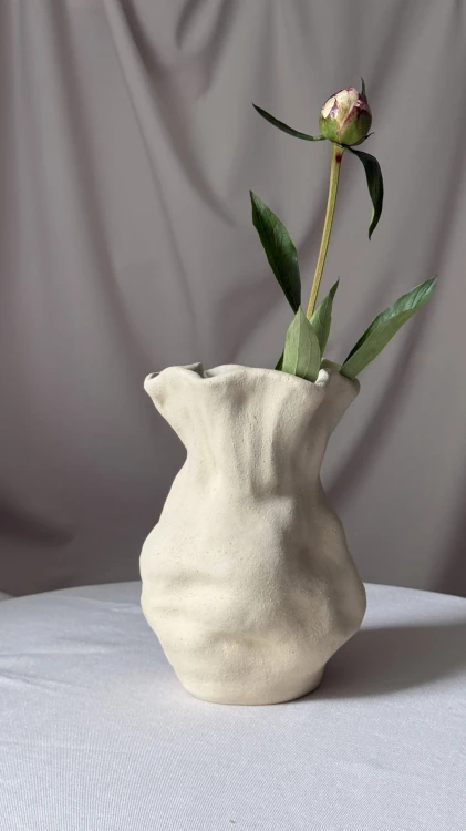 wazon-ceramiczny-handmade-organiczny-falbana-kwiaty.jpg