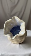 wazon-ceramiczny-handmade-organiczny-falbana-kwiaty.jpg