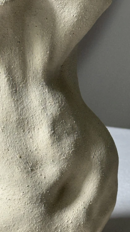 wazon-ceramiczny-handmade-organiczny-falbana-kwiaty.jpg