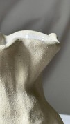 wazon-ceramiczny-handmade-organiczny-falbana-kwiaty.jpg