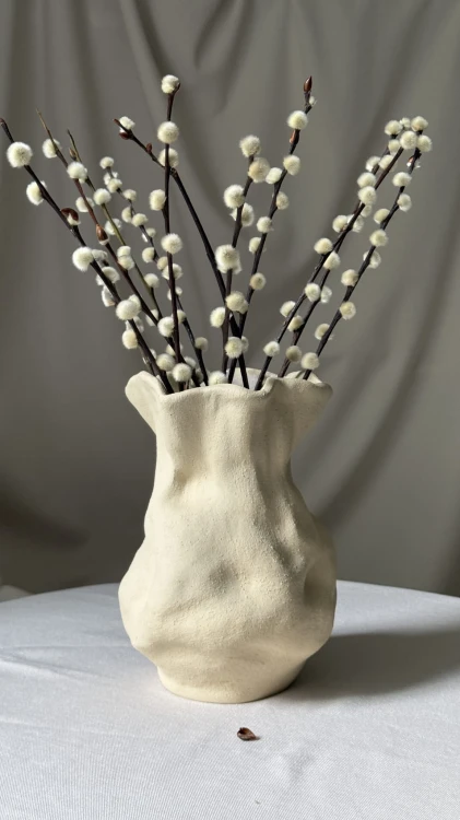 wazon-ceramiczny-handmade-organiczny-falbana-kwiaty.jpg