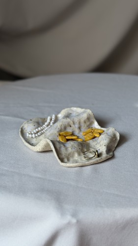 muundo-ceramiczna-podstawka-bizuteria-falowana-bezowa.jpg
