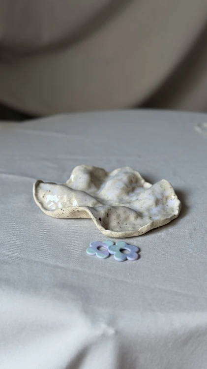 muundo-ceramiczna-podstawka-bizuteria-falowana-bezowa.jpg