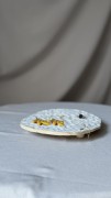 ceramiczna-tacka-bąbelki-nózki-jasny-beż-plamki.jpg