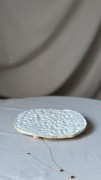ceramiczna-tacka-bąbelki-nózki-jasny-beż-plamki.jpg